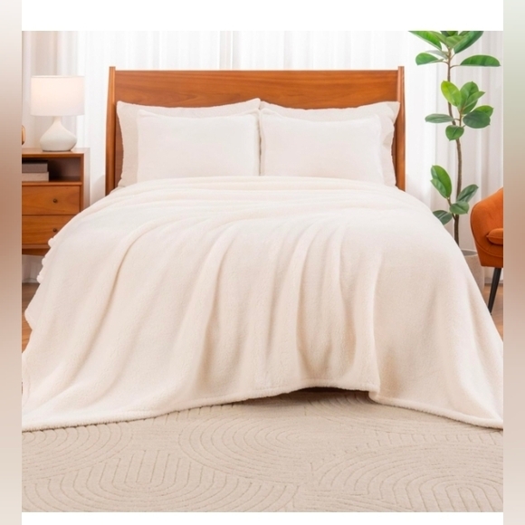 Berkshire Other - Berkshire Blanket Classic Extra-Fluffy™ Plush Blanket King Size, Soft Fuzzy Fluf